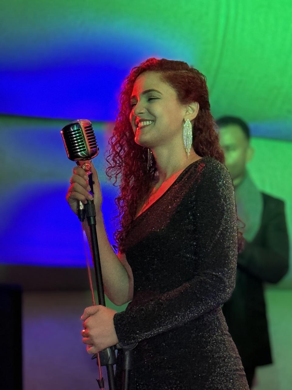 Deza em luzes verde e azul