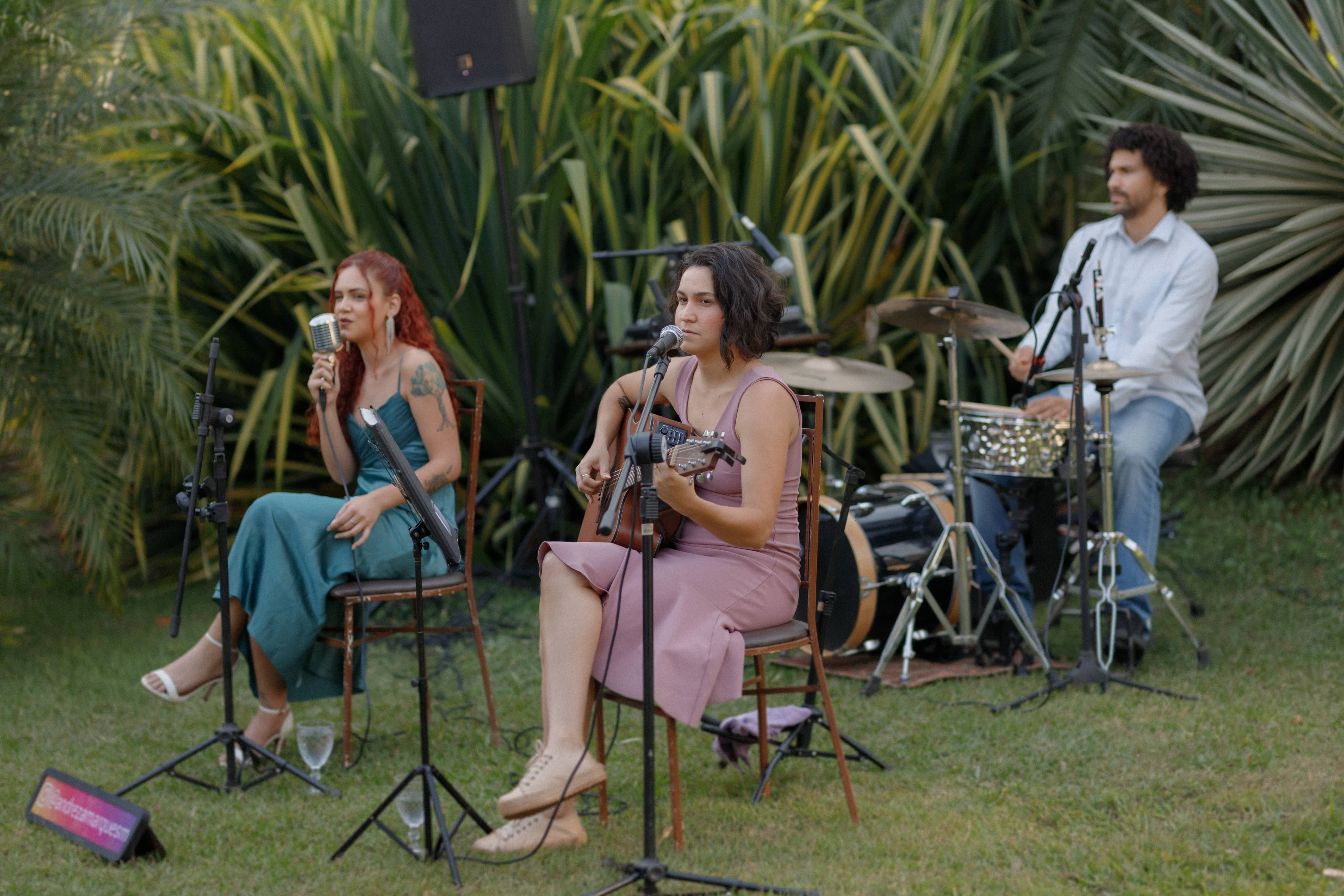 Andreza Marques cantando