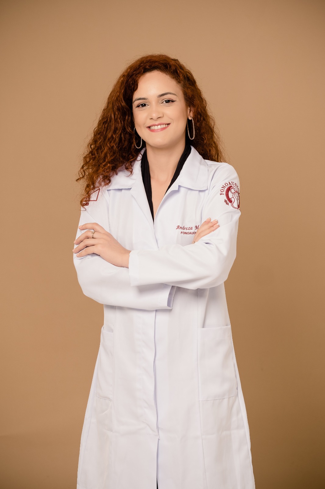 Andreza Marques em seu jaleco de fonoaudióloga